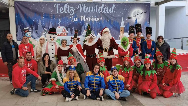 Papá Noel llega a La Marina y recibe a los niños y las niñas de la pedanía ilicitana