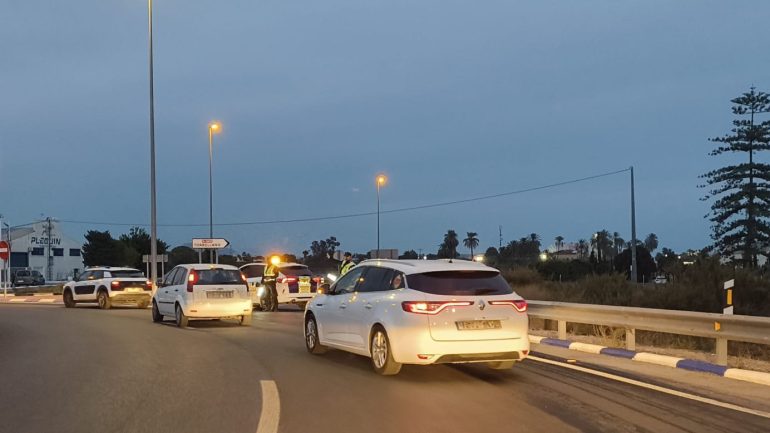 Dos personas heridas en un accidente entre dos vehículos en la carretera Elche-Alicante