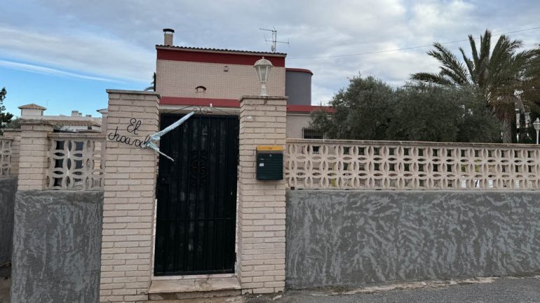 Detienen a dos hombres atrincherados en una vivienda de La Marina después de matar a otros dos y herir a un tercero