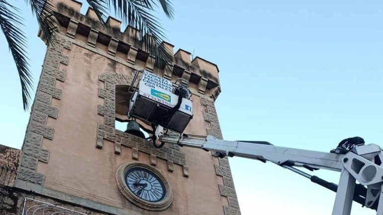 Santa Pola. Colocan una malla de protección en el soporte de la campana del Castillo por las fisuras encontradas