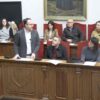 Pleno de despedida de Carlos González con su ausencia, palabras de agradecimiento de PSOE y Compromís y sin intervención de PP y VOX