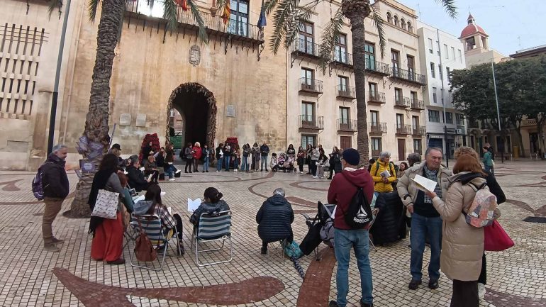 Tercera concentración para reclamar la apertura del Club de Lectura de Casa de la Dona