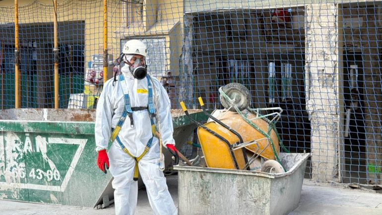 Los trabajos para retirar el fibrocemento del Mercado Central durarán tres semanas