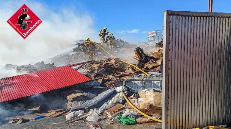 Movilizan a bomberos de cuatro parques por un incendio en una nave industrial del Polígono de Carrús