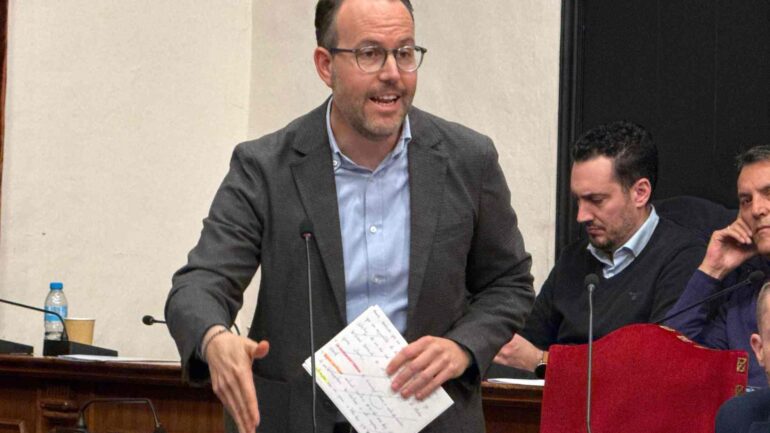 Cruce de moción y declaración institucional entre PP y PSOE a cuenta de la corrupción
