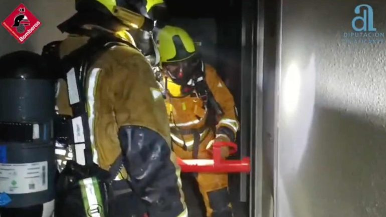Incendio en el Hostal de El Altet con varias personas atendidas por inhalación de humos