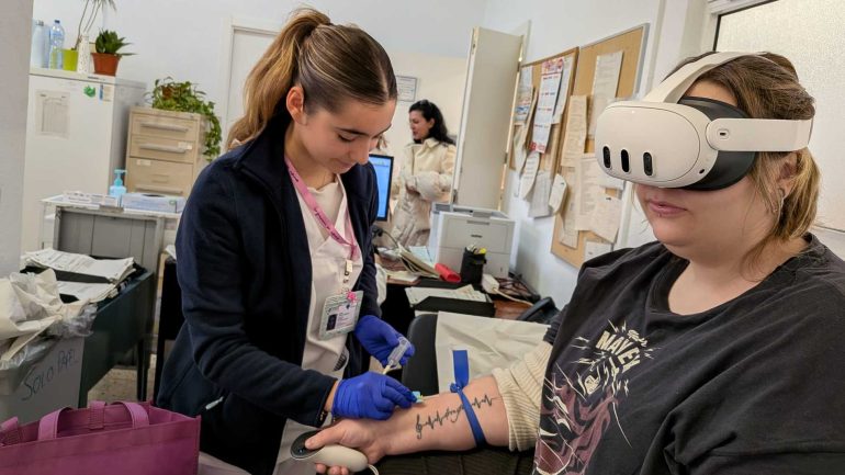 El Departamento de Salud de Elche implanta un sistema, pionero en España, de Realidad Virtual para reducir la ansiedad durante la extracción de sangre