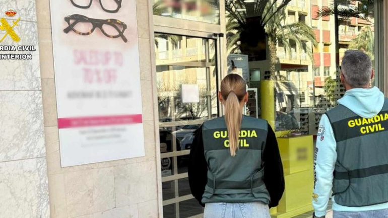 Cuatro personas detenidas por robar gafas de sol en una óptica de La Marina