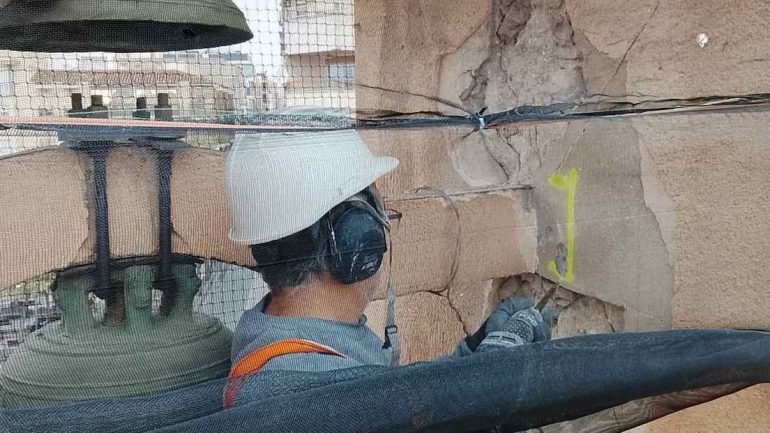 Santa Pola. Hacen catas para determinar el origen de las grietas de la Torre del Reloj en el Castillo-Fortaleza