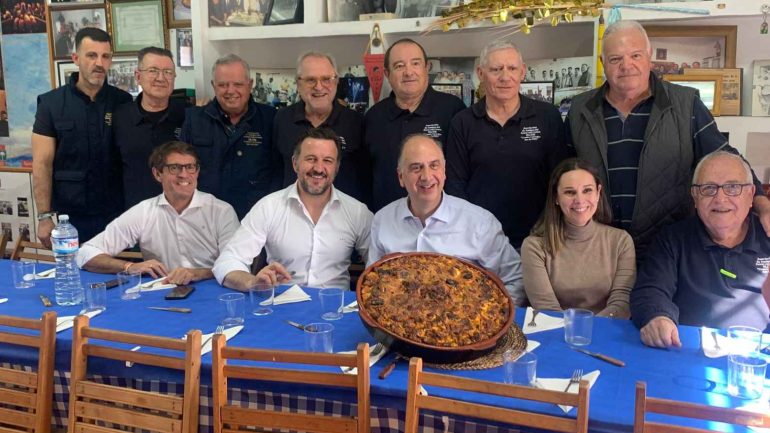 El conseller de Emergencias con los Amigos del Arroz con Costra