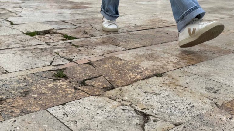 El PSOE pide la mejora de las aceras en las inmediaciones del Centro de Envejecimiento Activo en el Paseo de la Estación