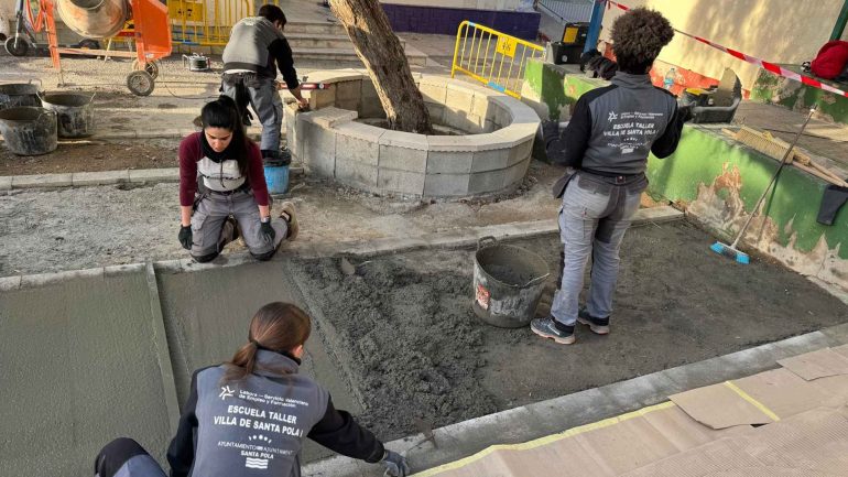 Santa Pola. Alumnado de albañilería de la Escuela Taller realiza reparaciones en dos colegios