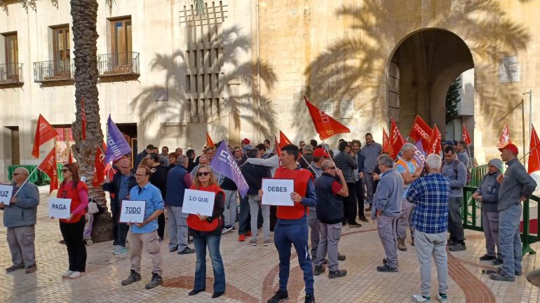 Concentración para reclamar el abono de las horas extras en el Ayuntamiento, a pesar del compromiso de pagarlas en la nómina de febrero