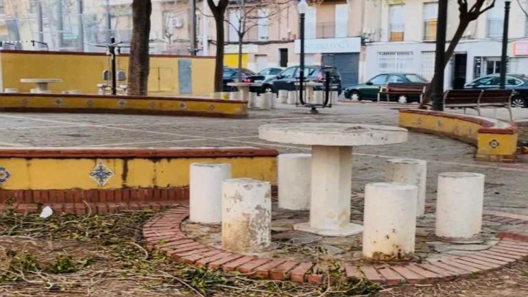 El PSOE pide la reforma de las plazas 9 de Octubre, Joan Fuster, Altabix y 8 de Marzo