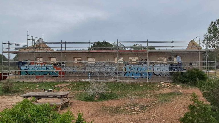 Santa Pola. Cierra provisionalmente el parking de la carretera del Faro