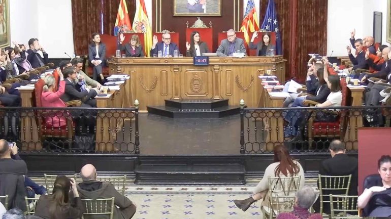 El PSOE pone de acuerdo a todo el pleno municipal para impulsar la FP, se aprueba la moción del 8M del PP y se rechaza la de Compromís