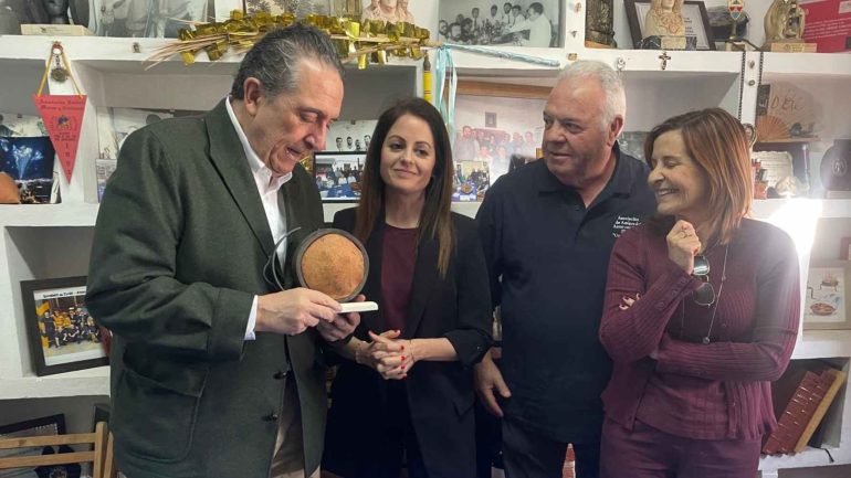 El oftalmólogo, Fernando Soler, recibe la distinción como Costrero de Honor 2025