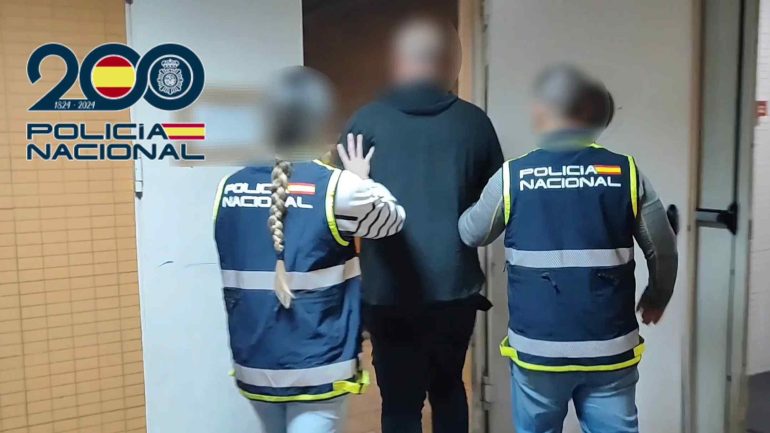 Va a buscar a un familiar al aeropuerto, lo detienen por delitos en el Reino Unido y se enfrenta a cadena perpetua