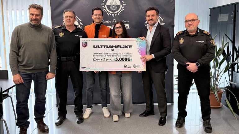 La UltraHélike entrega el cheque solidario de 5.000 euros a la Fundación Secretariado Gitano