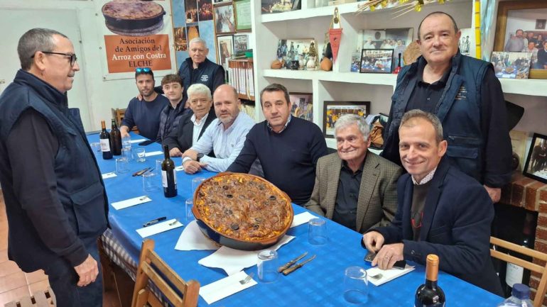 El presidente de KapitalClubInvest con la Asociación de Amigos del Arroz con Costra
