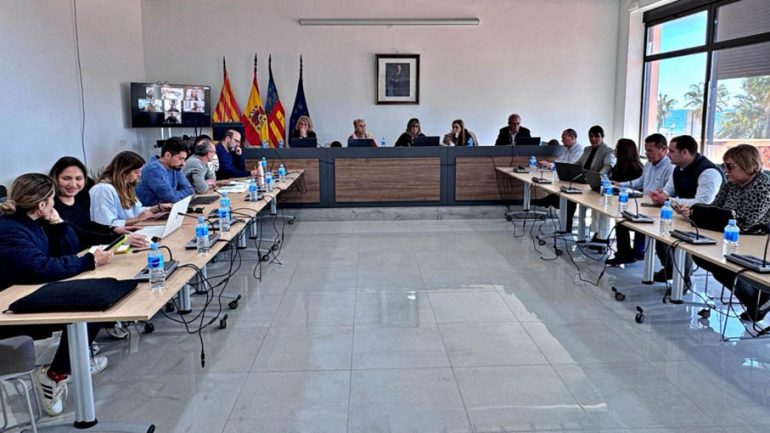 Santa Pola. El pleno aprueba por unanimidad licitar la piscina y la residencia deportiva