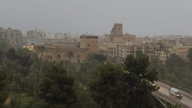Día de lluvia, truenos y relámpagos
