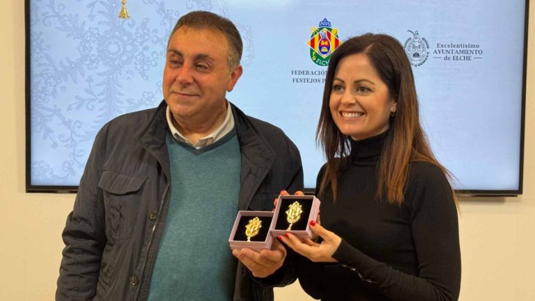 Homenaje a las Reinas y Damas de las Fiestas de Elche con la entrega de un broche