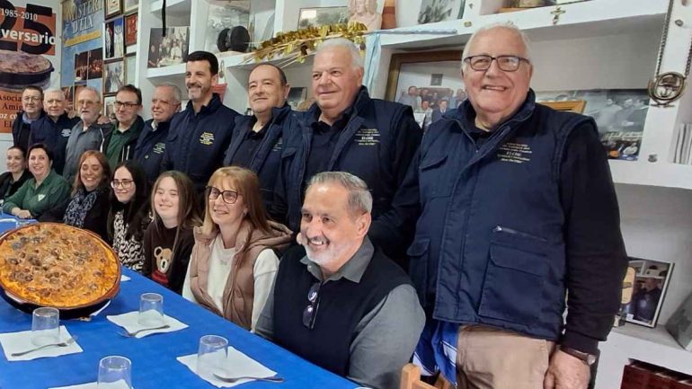 Las gimnastas, Sara Marín y María Díez, con los Amigos del Arroz con Costra
