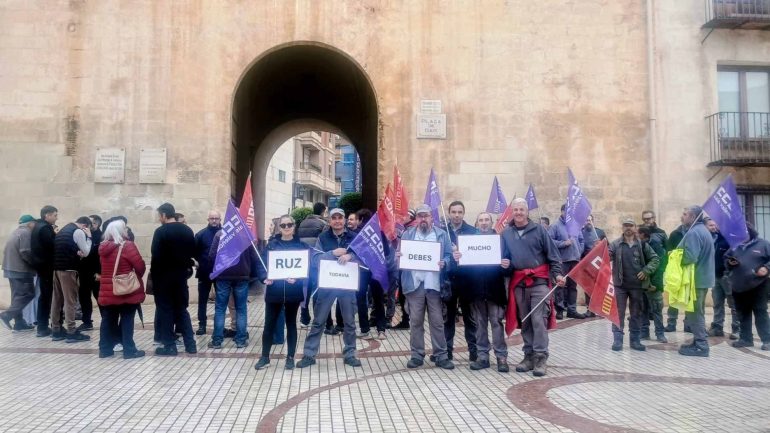 Nueva concentración para reclamar los pagos atrasados  en el Ayuntamiento de Elche