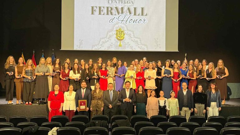 Primer homenaje a las Reinas y Damas de las Fiestas con la entrega del “Fermall d’Honor”