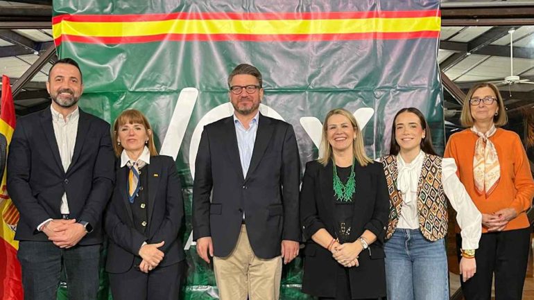 VOX Elche renueva estructura y separa los cargos de portavoz municipal (Aurora Rodil) y de coordinador local (Juan Antonio Gallardo)