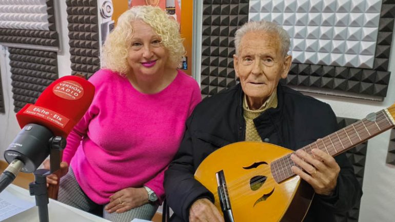 Juan Sánchez, con casi 100 años y todo un ejemplo de vida, toca el laúd en El Aperitivo de Versión Radio
