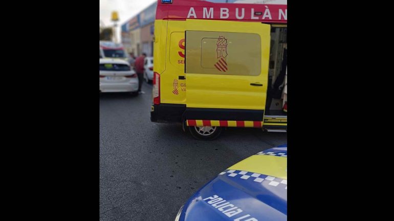 Santa Pola. Sufre una parada cardiorrespiratoria mientras iba en un taxi y la Policía Local y sanitarios le salvan la vida