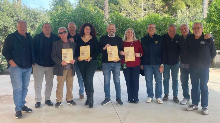 Miembros de la ONCE acuden al encuentro semanal de la Asociación de Amigos del Arroz con Costra