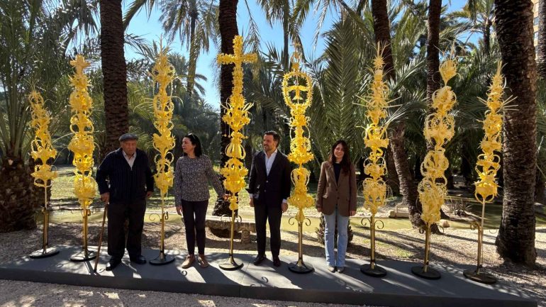 Elche envía palmas blancas a los Reyes, al Papa… y este año también a las alcaldesas de Santa Pola y Crevillent