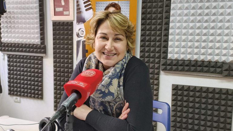 Ana Llopis, afectada por Piel de Mariposa, explica las reivindicaciones del colectivo en El Aperitivo