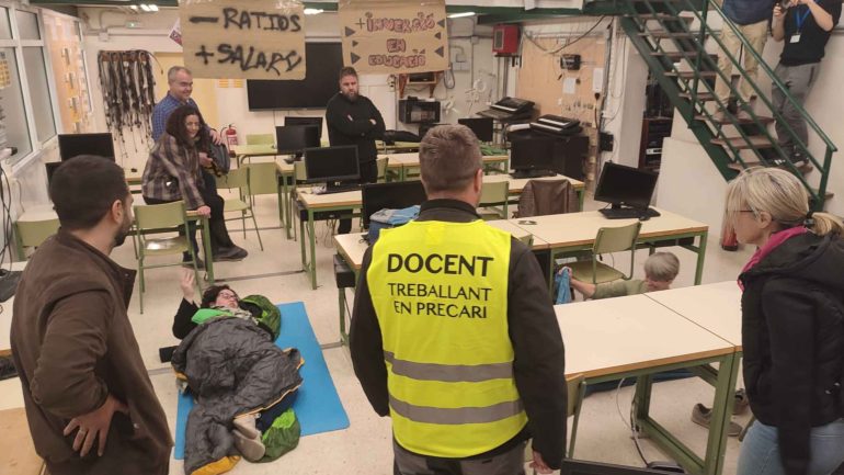 Encierro de medio centenar de profesores en La Torreta como anticipo de la huelga de educación del 31 de marzo
