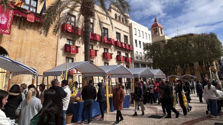La venta de palma blanca en la plaça de Baix se ameniza con conciertos de música de Semana Santa