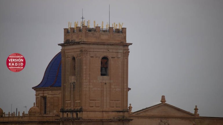 La Torre Campanario de la Basílica de Santa María ya luce sus palmas blancas