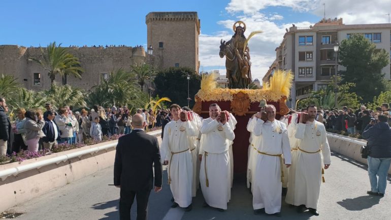 Ni el viento ni el frío restan participación y vistosidad a la procesión del Domingo de Ramos