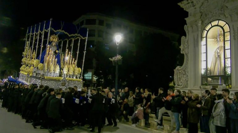La Virgen de la Palma hace la procesión completa tras dos años con lluvia y estrena el bordado del Ave María