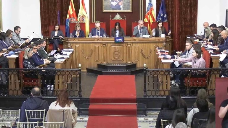 Pleno municipal de Elche: vivienda, industria, comercio, campo, plantas fotovoltaicas, apoyo provida…