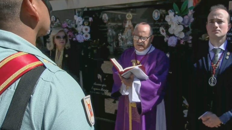 La Cofradía del Cristo del Perdón realiza los homenajes en los cementerios como paso previo a la procesión de este Martes Santo