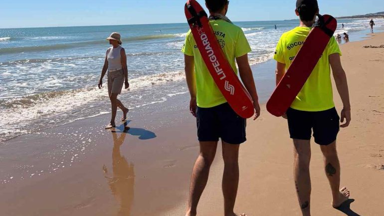 Comienza el servicio diario de socorrismo y salvamento en las playas de Elche