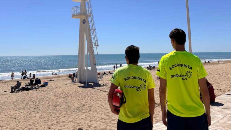 Días tranquilos en las playas de Elche con el servicio de socorrismo a pleno rendimiento