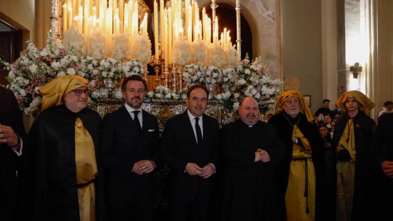 El president de la Generalitat y el alcalde de Elche participan en la procesión de la Paz