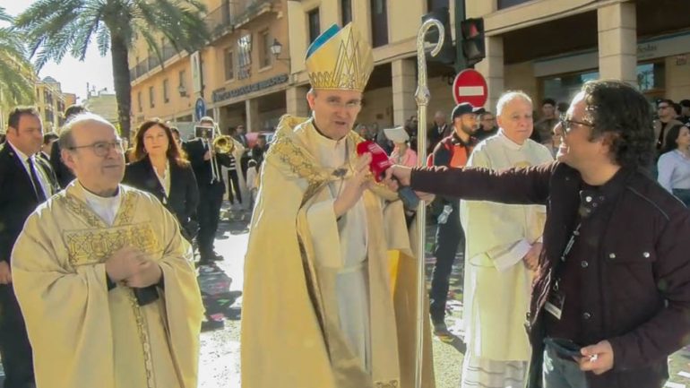 El obispo de la Diócesis bendice a la audiencia de Versión Radio en la retransmisión de la Procesión las Aleluyas