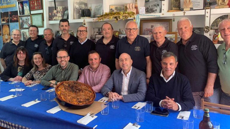 Miembros del PSOE con los Amigos del Arroz con Costra