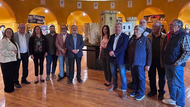 Belenistas dona a Moros y Cristianos una maqueta del Palacio de Altamira