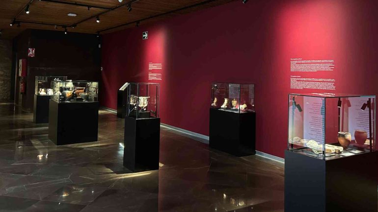 El MAHE acoge «La huella de Dionisios», con obras de Picasso y Dalí